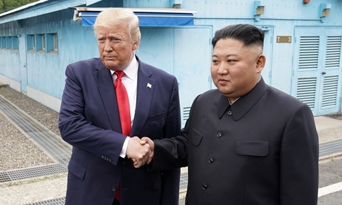Tổng thống Mỹ Trump (trái) và lãnh đạo Triều Tiên Kim Jong-un tại DMZ ngày 30/6. Ảnh: Reuters.