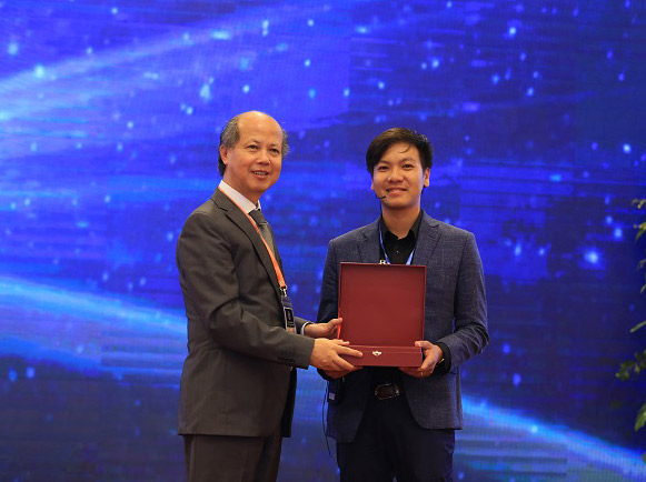 Lê Hoàng Nhật là diễn giả tại Hội nghị bất động sản quốc tế IREC 2018 (Hà Nội) và được đại diện ban tổ chức tặng kỷ niệm chương.