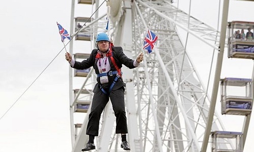 Boris Johnson treo mình trên dây kéo để cổ vũ Olympic London năm 2012. Ảnh: Barcroft Media.
