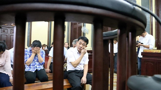 Bị can Nguyễn Minh Hùng và 11 đồng phạm vụ truy cứu tội buôn bán thuốc giả /// Ảnh: Đào Ngọc Thạch