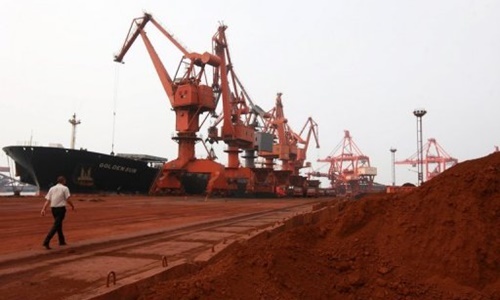 Đất hiếm được chuyển lên tàu ở Liên Vân Cảng, tỉnh Giang Tô, Trung Quốc để xuất khẩu. Ảnh: AFP.