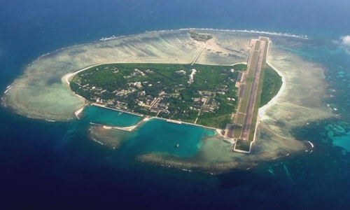 Trung Quốc xây dựng trái phép đường băng và nhiều công trình khác trên đảo Phú Lâm thuộc quần đảo Hoàng Sa của Việt Nam. Ảnh: Hinews.