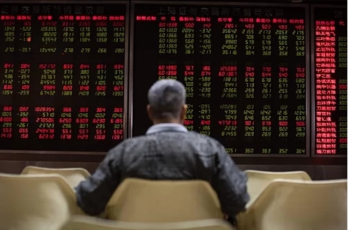 Một nhà đầu tư Trung Quốc đang theo dõi bảng điện tử. Ảnh: AFP