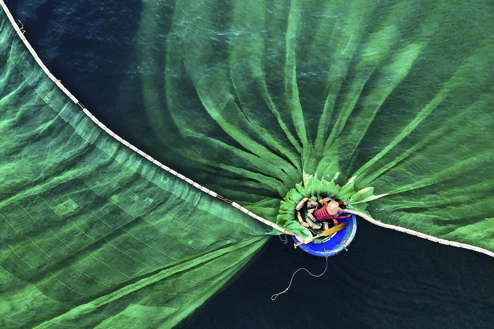 Bức ảnh Vũ điệu trên biển chụp ngư dân tại Hòn Yến, tỉnh Phú Yên. /// Lê Văn Vinh/TNC Photo Contest 2019