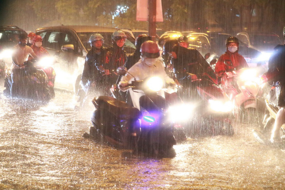 TP.HCM, Nam Bộ tiếp tục mưa lớn đến giữa tuần - Ảnh 1.