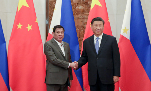 Chủ tịch Trung Quốc Tập Cận Bình (phải) và Tổng thống Philippines Duterte tại Nhà khách Điếu Ngư Đài ở Bắc Kinh hôm 29/8. Ảnh: Inquirer.