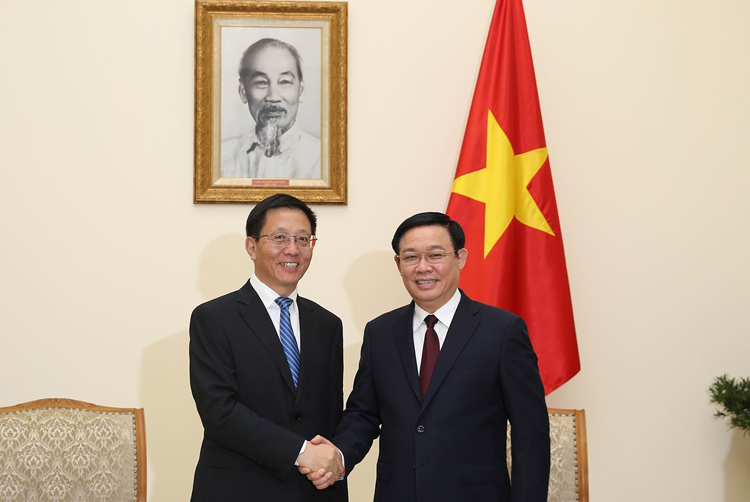 Phó thủ tướng Vương Đình Huệ (trái) tiếp Phó bí thư Tỉnh uỷ Vân Nam Vương Dư Ba. Ảnh: VGP