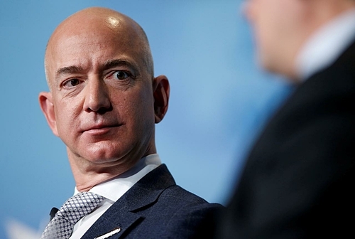 Ông chủ Amazon Jeff Bezos hiện là người giàu nhất thế giới. Ảnh: Reuters