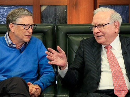 Bill Gates và Warren Buffett trong một sự kiện. Ảnh: AP