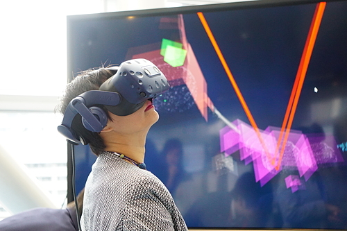 Khách tham quan trải nghiệm không gian thực tế ảo tại triển lãm thuộc khuôn khổ ‘Diễn đàn Đổi mới vì Xã hội lần thứ 21’ của Hitachi tại Tokyo. Ảnh: Viễn Thông