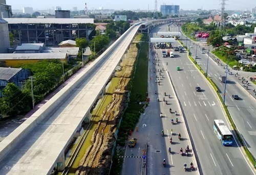 Tuyến metro Số 1 của TP HCM đoạn trên cao đi qua Xa lộ Hà Nội. Ảnh: Quỳnh Trần