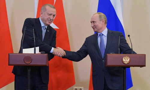 Tổng thống Nga Vladimir Putin (phải) bắt tay người đồng cấp Thổ Nhĩ Kỳ Recep Tayyip Erdogan trong cuộc họp báo tại Sochi hôm 22/10. Ảnh: Reuters.