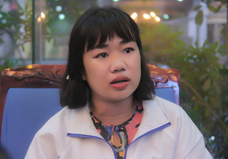 Cô Nguyễn Vân Nhi nghẹn ngào kể về lần bị sảy thai do đi lại đường xa. Ảnh: Thanh Hằng