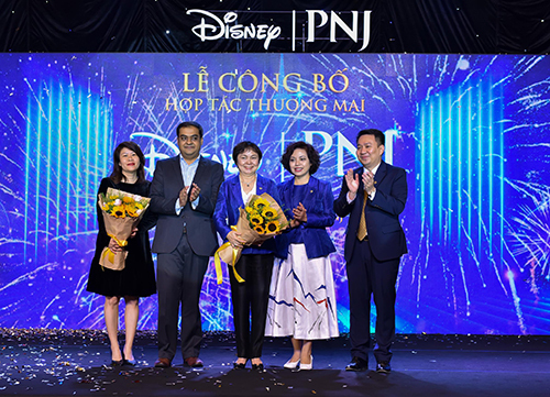 Đại diện PNJ và đại diện Walt Disney tại lễ công bố hợp tác thương mại.