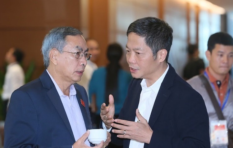 Đại biểu Phạm Văn Hòa trao đổi với Bộ trưởng Công Thương Trần Tuấn Anh. 