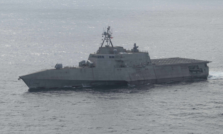 Chiến hạm USS Gabrielle Giffords di chuyển trên Biển Đông hôm 18/11. Ảnh: US Navy.