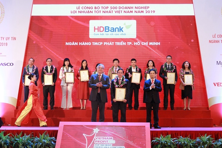 Ông Nguyễn Thành Đô - Phó chủ tịch HĐQT HDBank (phải) tại buổi lễ trao top 10 Ngân hàng – tài chính – chứng khoán có lợi nhuận tốt nhất.