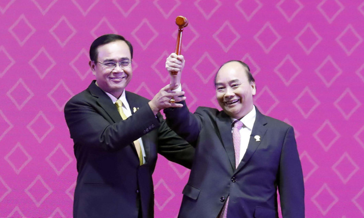 Thủ tướng Nguyễn Xuân Phúc nhận búa Chủ tịch ASEAN từ Thủ tướng Chan-o-cha. Ảnh: VGP.