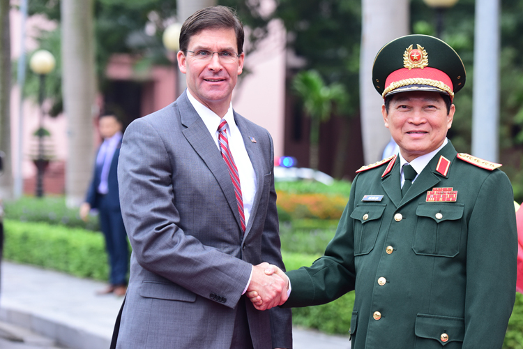 Bộ trưởng Quốc phòng Việt Nam Ngô Xuân Lịch, phải, và Bộ trưởng Quốc phòng Mỹ Esper gặp gỡ sáng nay tại Hà Nội. Ảnh: Giang Huy.
