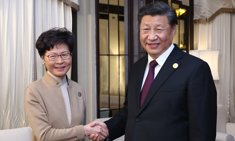 Chủ tịch Trung Quốc Tập Cận Bình (phải) gặp Trưởng đặc khu Hong Kong Carrie Lam tại Thượng Hải hôm 4/11. Ảnh: SCMP.