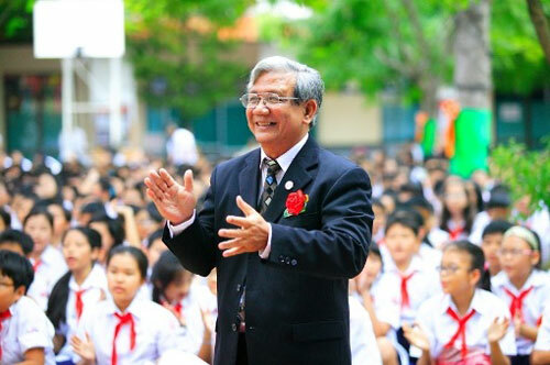 Thầy Minh trong một hoạt động của trường năm 2011. Ảnh: Tư liệu trường THCS Trần Văn Ơn.