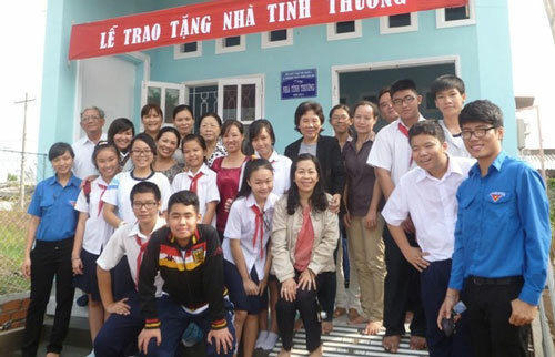 Thầy Minh (bìa trái) và học sinh trường THCS Trần Văn Ơn trong một hoạt động xã hội. Ảnh: Tư liệu THCS Trần Văn Ơn.