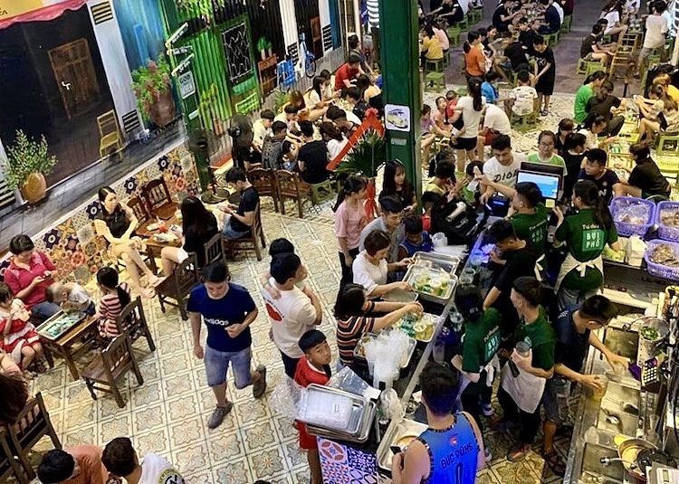 Một cửa hàng trà chanh đông nghịt khách ở Hà Nội. Ảnh: Ngọc Hà