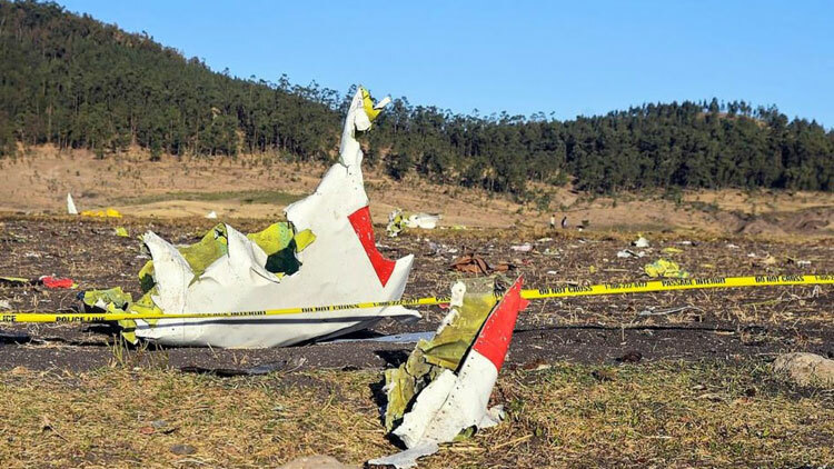 Mảnh vỡ máy bay Boeing 737 MAX tại hiện trường vụ tai nạn. Ảnh: Reuters.