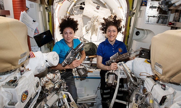 Phi hành gia Jessica Meir (trái) và Christina Koch. Ảnh: ABC.