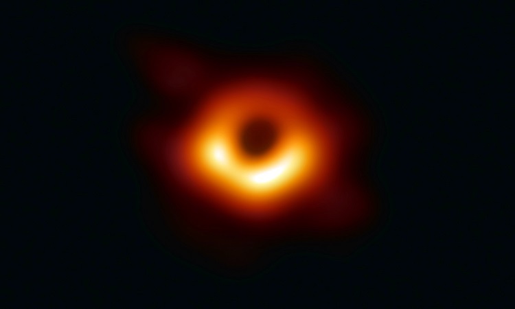 Hố đen ở thiên hà cách Trái Đất 55 triệu năm ánh sáng. Ảnh: EHT