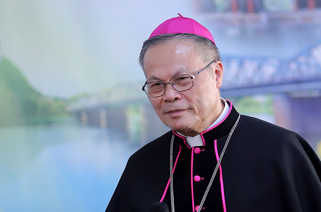 Đức Tổng Giám mục Giuse Nguyễn Chí Linh chia sẻ tin vui Giáng sinh. Ảnh: Nguyễn Đông.
