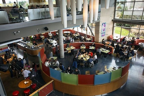 Một khu ăn uống bên trong văn phòng Google. Ảnh: Bloomberg