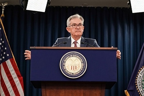 Chủ tịch Fed Jerome Powell thông báo hạ lãi suất. Ảnh: Reuters