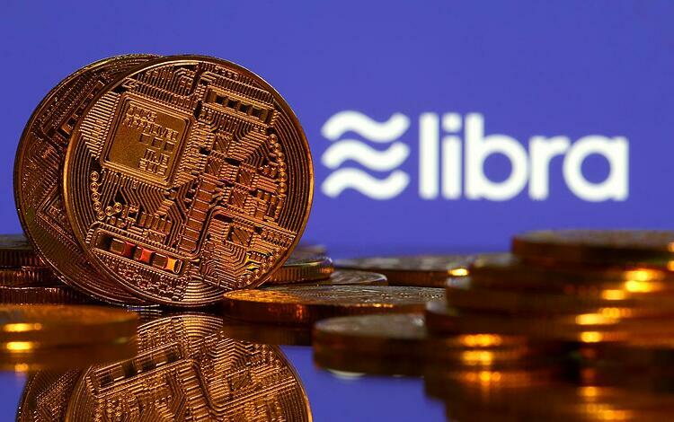 Đồng tiền mô phỏng tiền ảo và logo Libra. Ảnh: Reuters