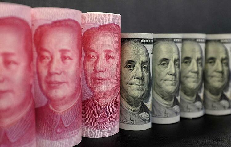 Tiền nhân dân tệ của Trung Quốc và đôla Mỹ. Ảnh: Reuters