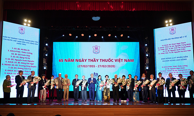 Thủ tướng Nguyễn Xuân Phúc vinh danh các bác sĩ tiêu biểu ngày Thầy thuốc Việt Nam, 27/2. Ảnh: VGP.