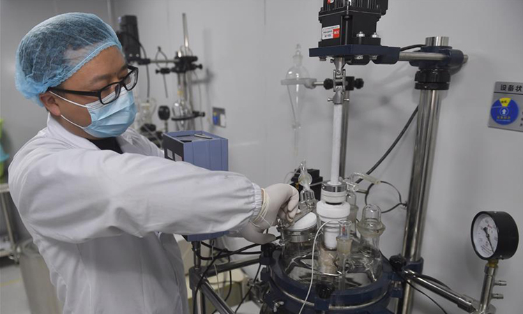 Nhân viên sản xuất bộ xét nghiệm axit nucleic tại tỉnh Tứ Xuyên tuần này. Ảnh: Zuma Press.