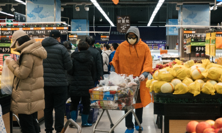 Người dân Vũ Hán trang bị đầy đủ đồ bảo hộ khi mua đồ ăn trong siêu thị. Ảnh: Southern Metropolis Daily.