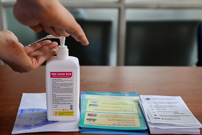 Rửa tay thường xuyên là một trong những cách phòng chống virus corona. Ảnh: Ngọc Thành.