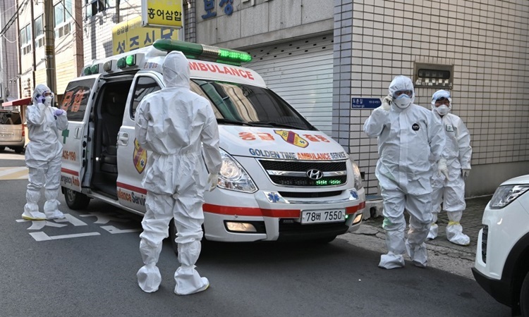 Nhân viên y tế Hàn Quốc kiểm tra nơi cư trú của những người có triệu chứng nghi nhiễm Covid-19 ở Daegu hôm 27/2. Ảnh: AFP.