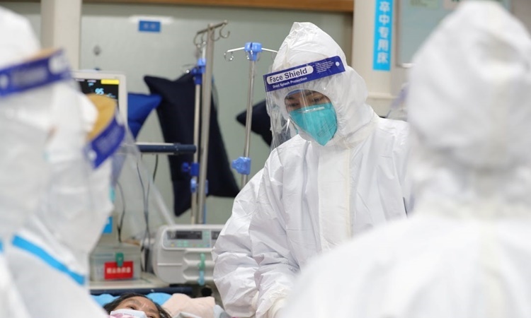 Các nhân viên y tế tại một bệnh viện ở Vũ Hán. Ảnh: Reuters.
