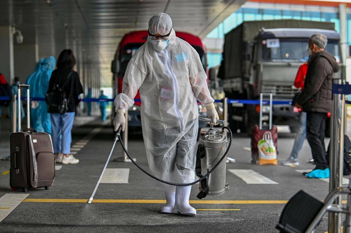 Sân bay Vân Đồn thực hiện khử khuẩn. Ảnh: Bình Minh