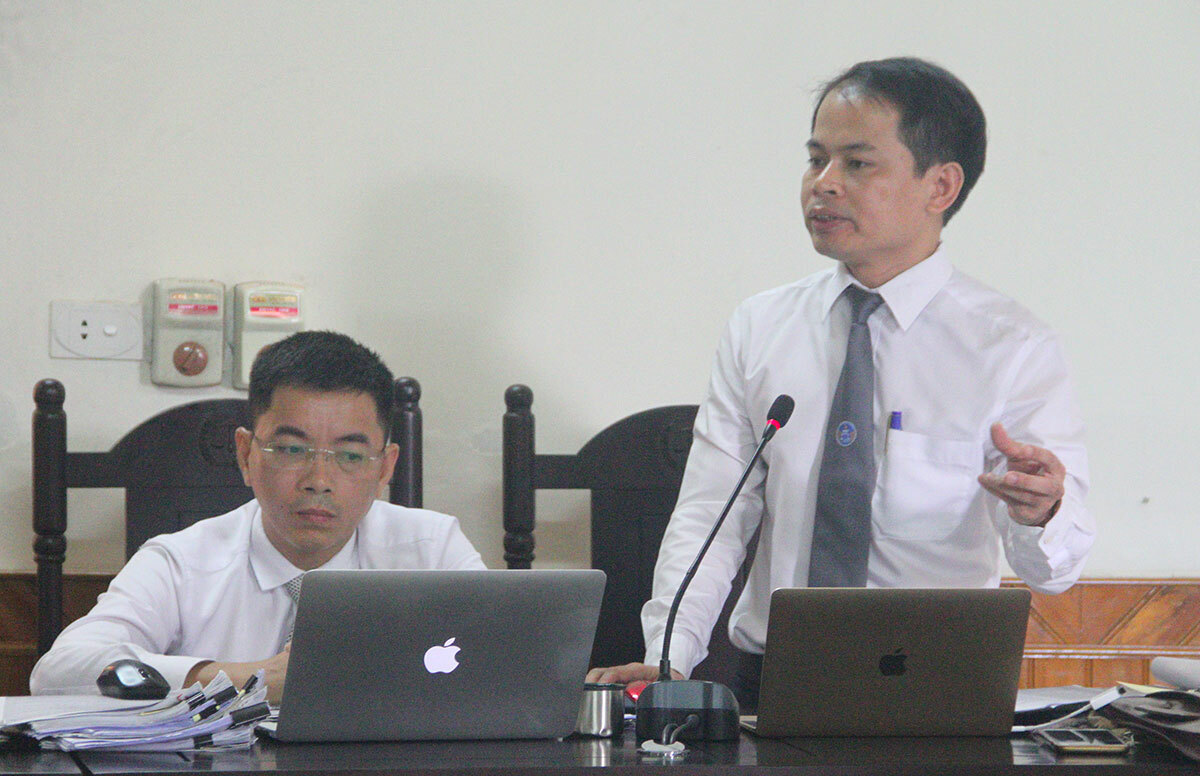 Luật sư Tuấn (bên phải) tham gia bào chữa hồi tháng 5/2019. Ảnh: Đức Hùng