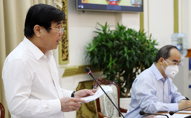 Chủ tịch UBND TP HCM Nguyễn Thành Phong báo cáo tại hội nghị sáng 29/3. Ảnh: Trung tâm Báo chí TP HCM.