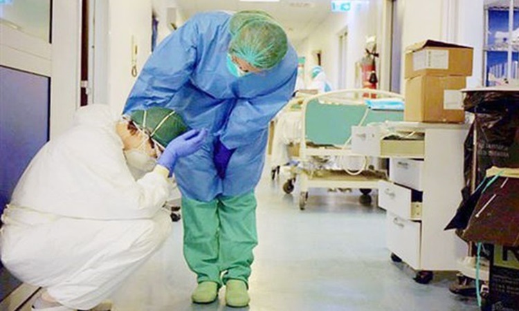 Nhân viên y tế Italy an ủi đồng nghiệp tại bệnh viện ở thành phố Cremona, vùng Lombary, nơi đang điều trị cho các bệnh nhiễm nCoV hôm 19/3. Ảnh: Paolo Miranda/Instagram.