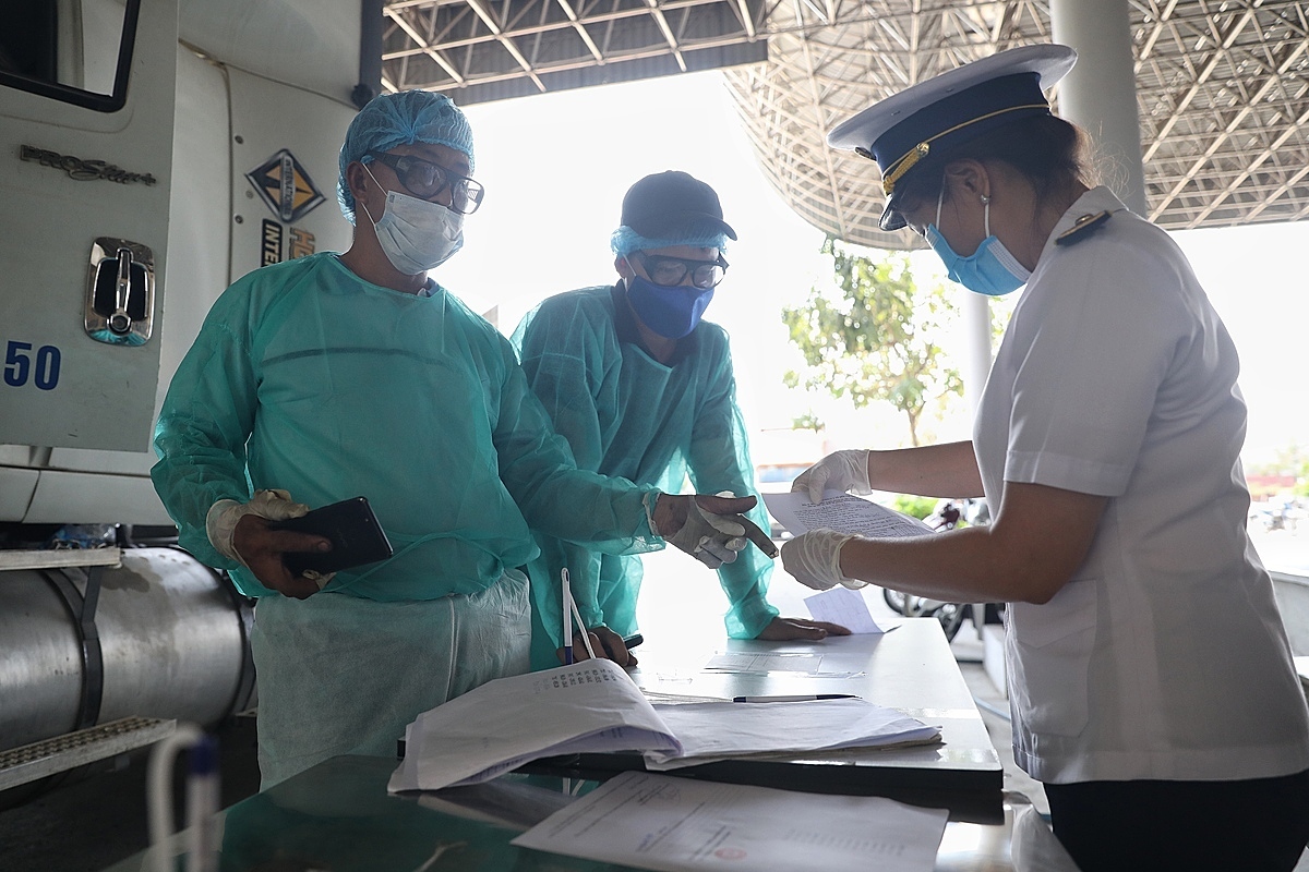 Kiểm dịch y tế tại cửa khẩu Mộc Bài, Tây Ninh. Ảnh: Hữu Khoa. 