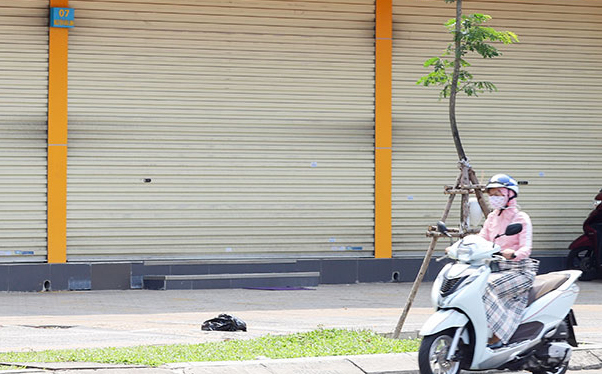 Cửa hàng điện máy Xanh số 7 Nguyễn Văn Linh đóng cửa, ngày 11/3. Ảnh: Nguyễn Đông