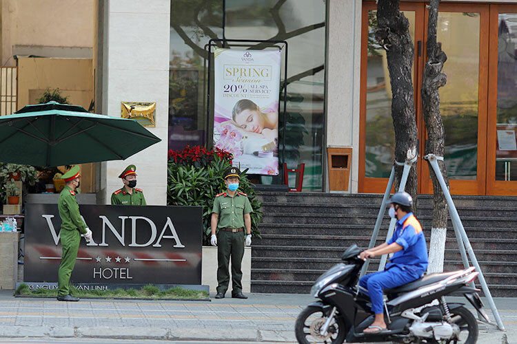 Công an túc trực trước khách sạn Vanda, nơi đang cách ly 48 người tiếp xúc với hai người Anh nhiễm nCoV. Ảnh: Nguyễn Đông