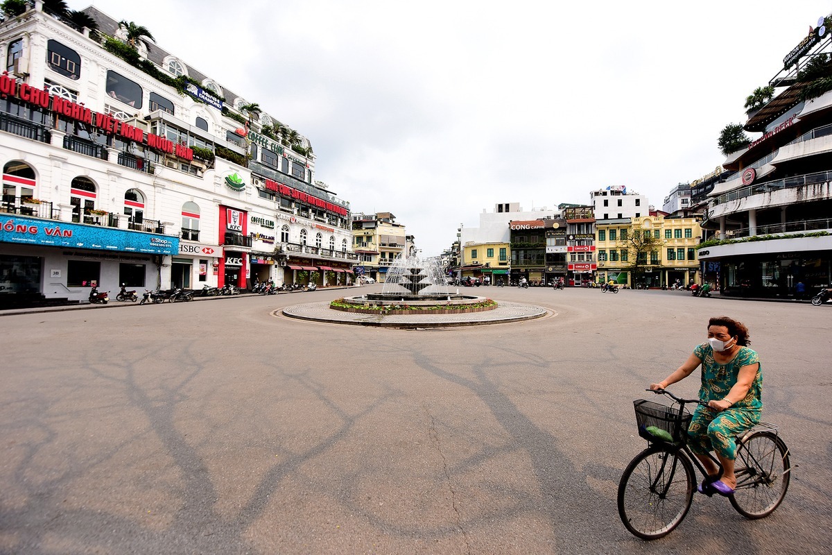 Dù chưa có lệnh phong toả, nhưng nhiều tuyến phố ở thủ đô Hà Nội nhiều ngày qua đã vắng người đi lại. Ảnh: Giang Huy