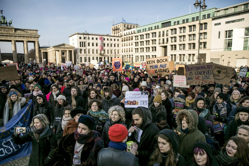 Một cuộc biểu tình ở Berlin trong ngày Quốc tế Phụ nữ năm 2019, kêu gọi quyền bình đẳng bao gồm thu hẹp khoảng cách lương giữa phụ nữ và nam giới. (Ảnh: Getty Images)